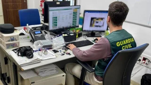 Detienen a un profesor de atletismo por grabar a sus alumnas y almacenar pornografía infantil.