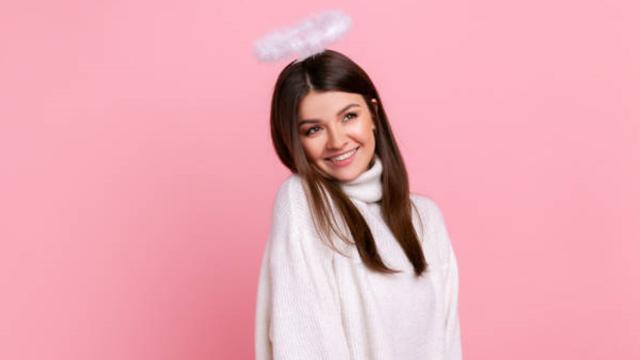 Mujer con halo sobre la cabeza.