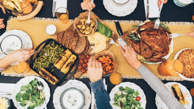 Una familia comiendo en Navidad.
