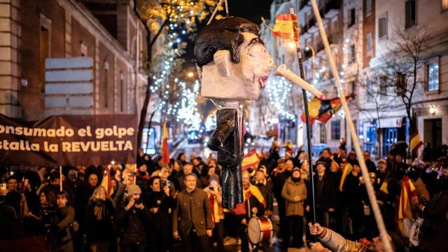 Piñata de Pedro Sánchez durante la última Nochevieja en Ferraz.