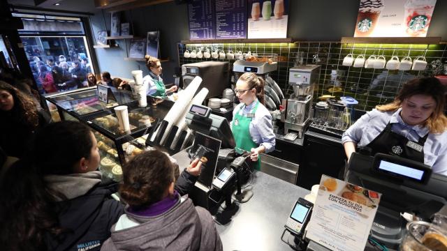 Trabajadores en una cafetería de Toledo.