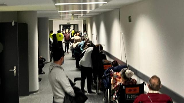 Pacientes en uno de los pasillos de Urgencias en Toledo a la espera de ser atendidos.