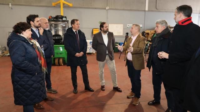 Paco Núñez, en el centro, durante su visita a 'Inserta Toledo'.