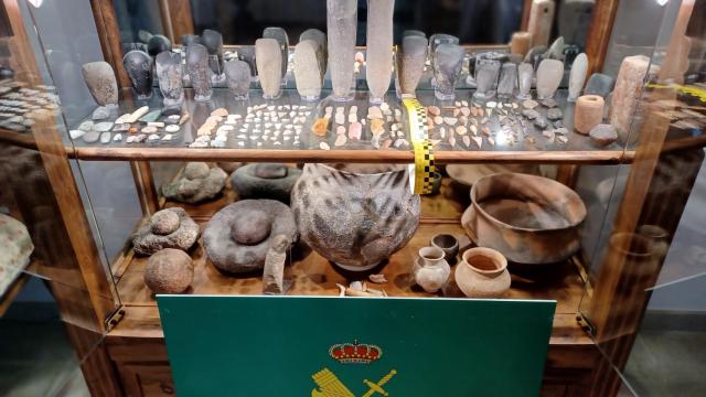 Materiales expuestos en una vitrina e incautados por la Guardia Civil