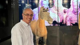 Josep-Albert Cortés, director de la Fundación Marq, con el caballo de Xi'an.