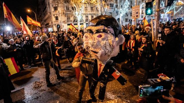 Piñata caracterizada de Pedro Sánchez apaleada la pasada Nochevieja en Ferraz.