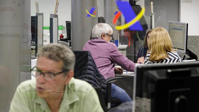 Varias personas son atendidas en la Agencia Tributaria.