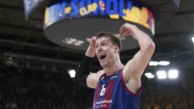 Jan Vesely celebra una canasta.
