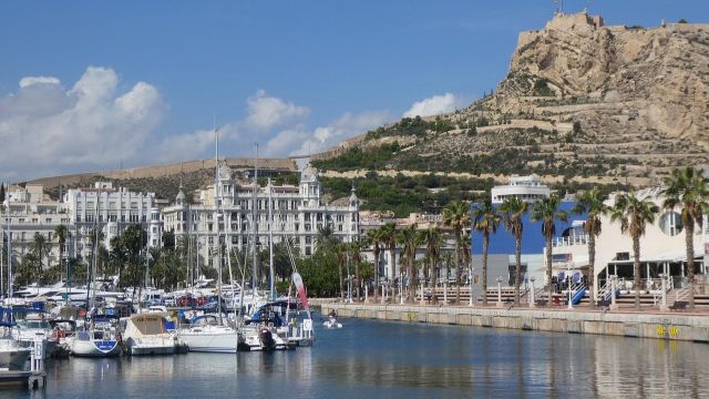 El puerto de Alicante, con el Castillo de Santa Bárbara de fondo.