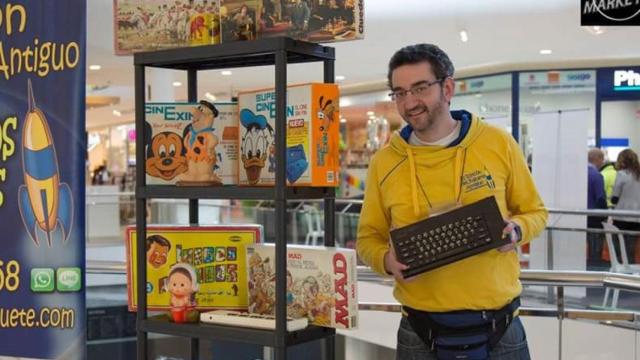 Marcos Calvo posa junto a parte de su colección