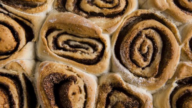 La tienda de 'cookies' de Valencia donde venden la tarta de rollos de canela más grande de España.