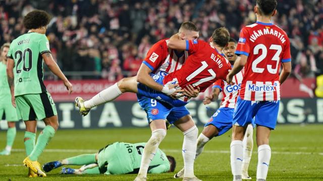 Los jugadores del Girona celebran el tercer gol de su equipo.