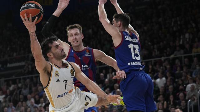 Facundo Campazzo realiza una entrada a canasta ante la presencia de Jan Vesely en el Barcelona - Real Madrid.
