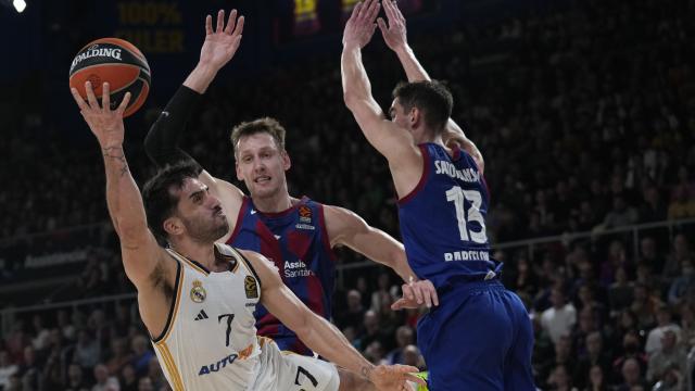 Facundo Campazzo realiza una entrada a canasta ante la presencia de Jan Vesely en el Barcelona - Real Madrid.