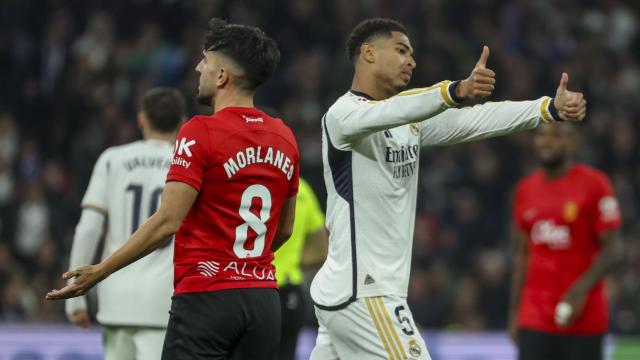 Jude  Bellingham agradece una acción a sus compañeros.