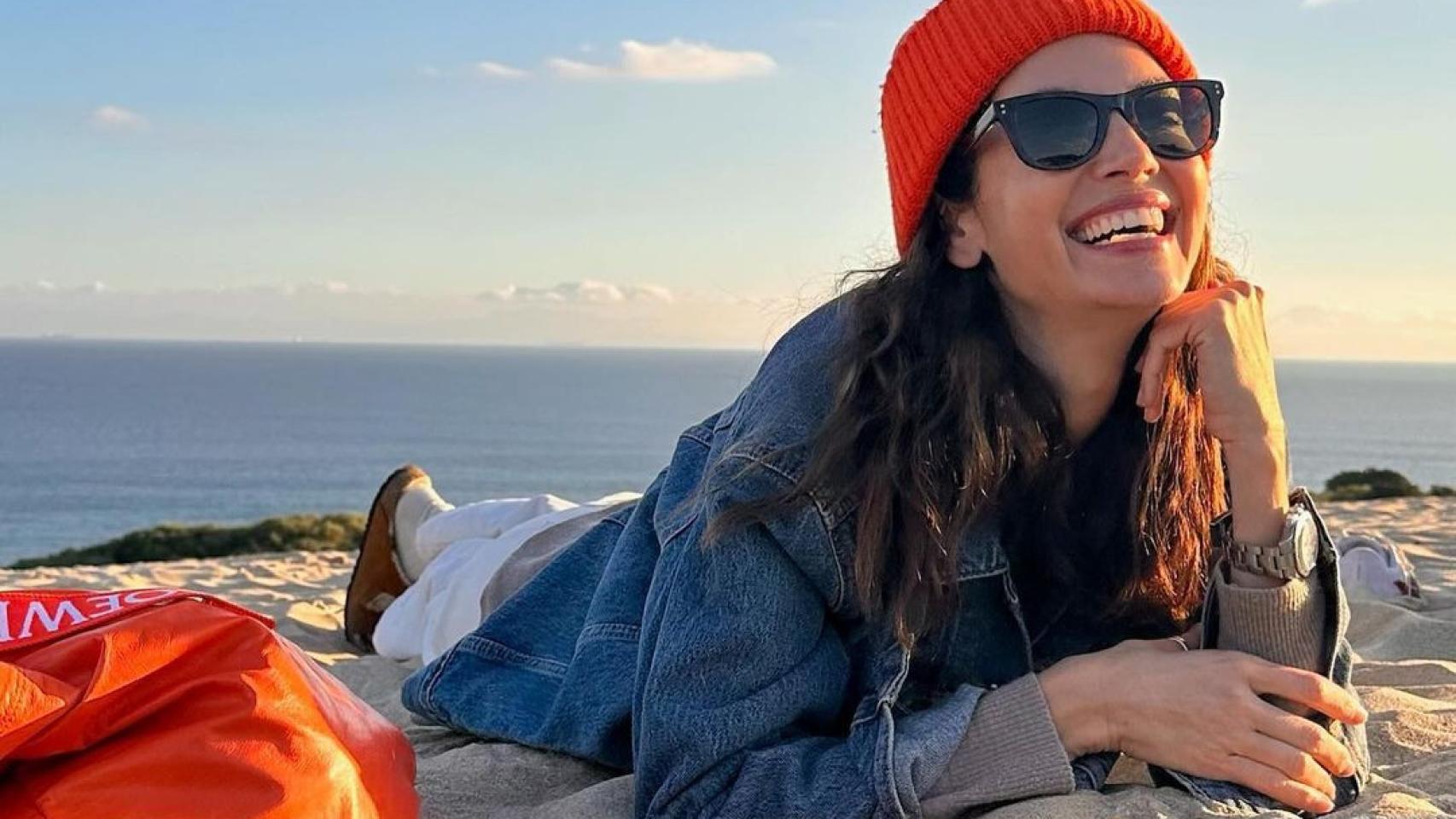 Imágenes del día: el baño playero de Eugenia Silva pese a las bajas temperaturas