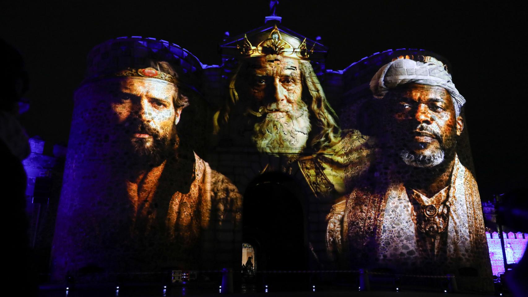 'Toledo tiene estrella' llena de ilusión y público la Puerta de Bisagra: las fotos del espectáculo