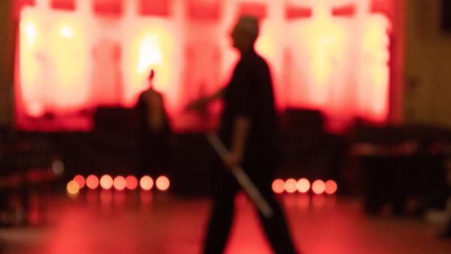 Una persona durante una fiesta celebrada en el Círculo de Arte de Toledo.