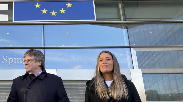 Carles Puigdemont y Míriam Nogueras en el exterior del Parlamento Europeo.