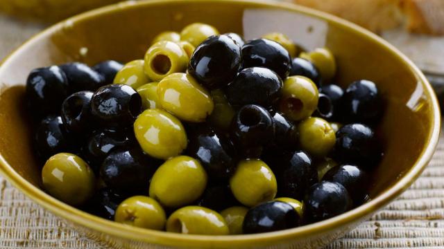 Un cuenco con aceitunas de mesa.