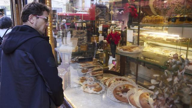 Detalle del Roscón de Reyes en la vitrina de una confitería en Sevilla.