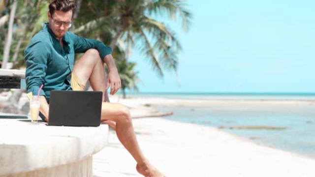 Una persona teletrabajando desde la playa