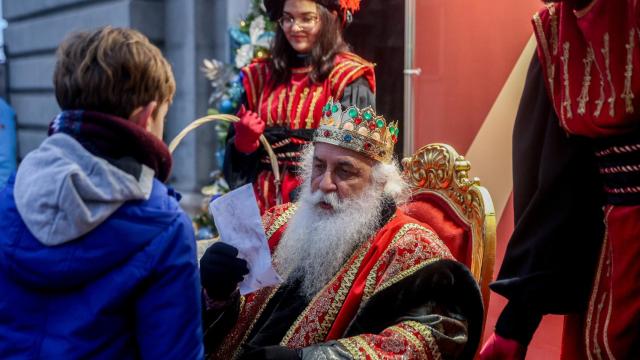 El Rey Mago Melchor recibe a un niño en la catedral de la Almudena (Madrid)