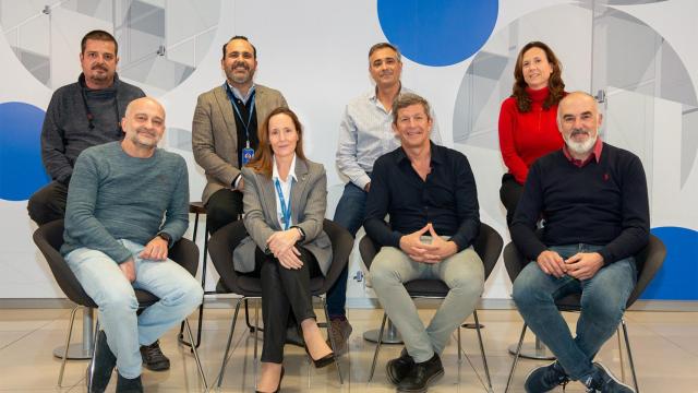 Representantes de los sindicatos UGT, CCOO y Sumados junto con los de la empresa en la firma del III Convenio Colectivo.