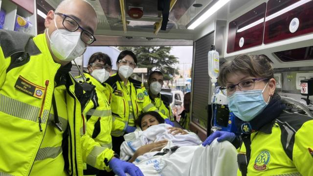 Los sanitarios del Samur-PC junto a la madre que ha dado a luz en Méndez-Álvaro.