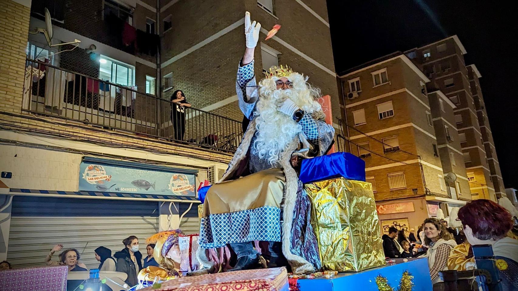Los Reyes Magos recorren Carretera de Cádiz, que salió a la calle para recibirlos