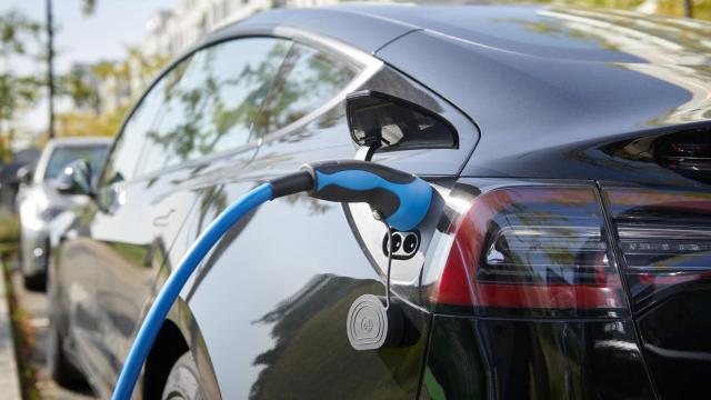 Un coche de Tesla en un punto de recarga.