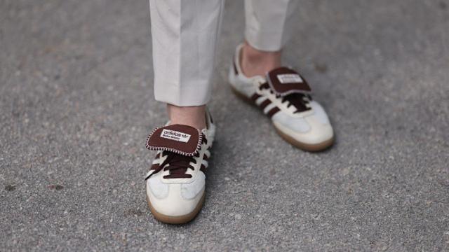 Detalle de un par de deportivas de Adidas.