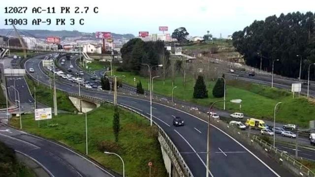 Choque múltiple de tres coches en Alfonso Molina y alcance a un jabalí en Cambre (A Coruña)