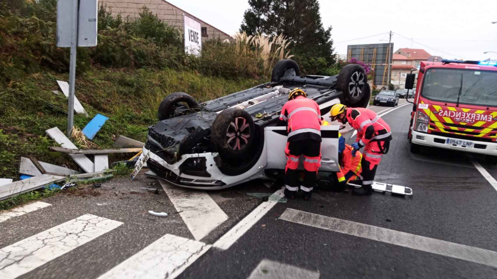 Efectivos de emergencias prestan atención durante un accidente.
