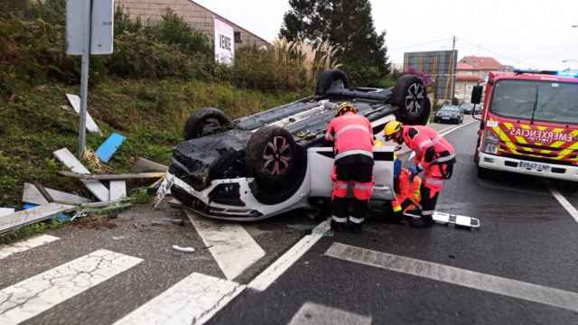 Efectivos de emergencias prestan atención durante un accidente.