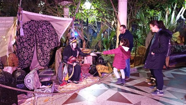 Una niña entrega su carta a la emisora de Su Majestad Gaspar.