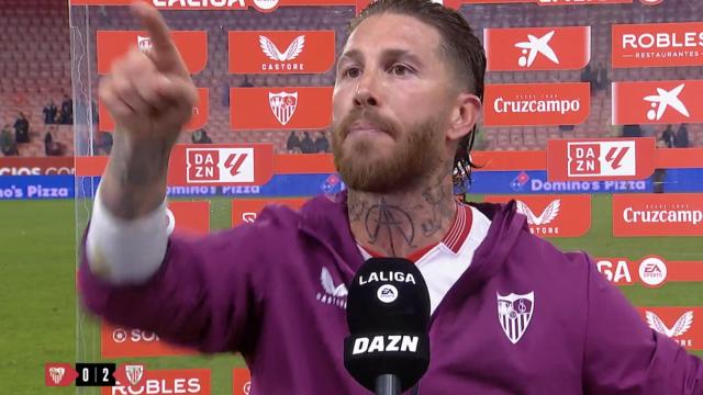 Sergio Ramos se encara con un aficionado durante una entrevista