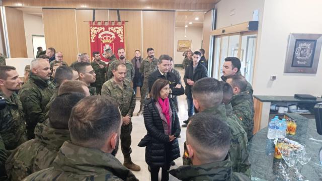 La ministra de Defensa, Margarita Robles, durante su encuentro con los compañeros de los militares fallecidos en Cerro Muriano.