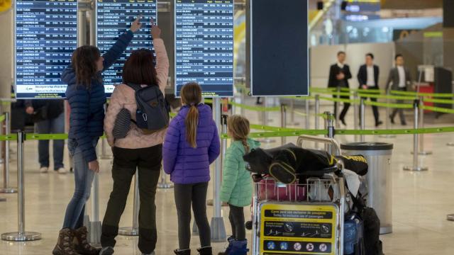 Varias personas en el Aeropuerto Adolfo Suárez-Madrid Barajas.