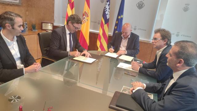 Firma del convenio por el CentreBit de Ibiza.