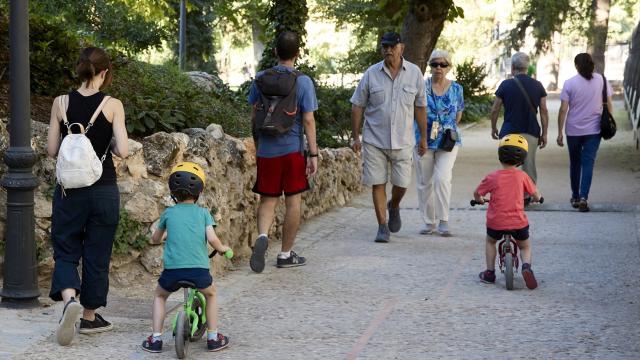 Varias personas pasean por El Retiro.
