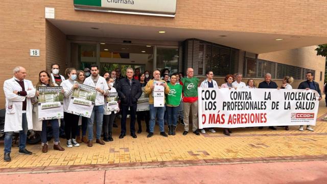 Concentración a las puertas del Centro de Salud de Churriana.