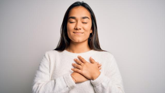 Mujer tocándose el corazón