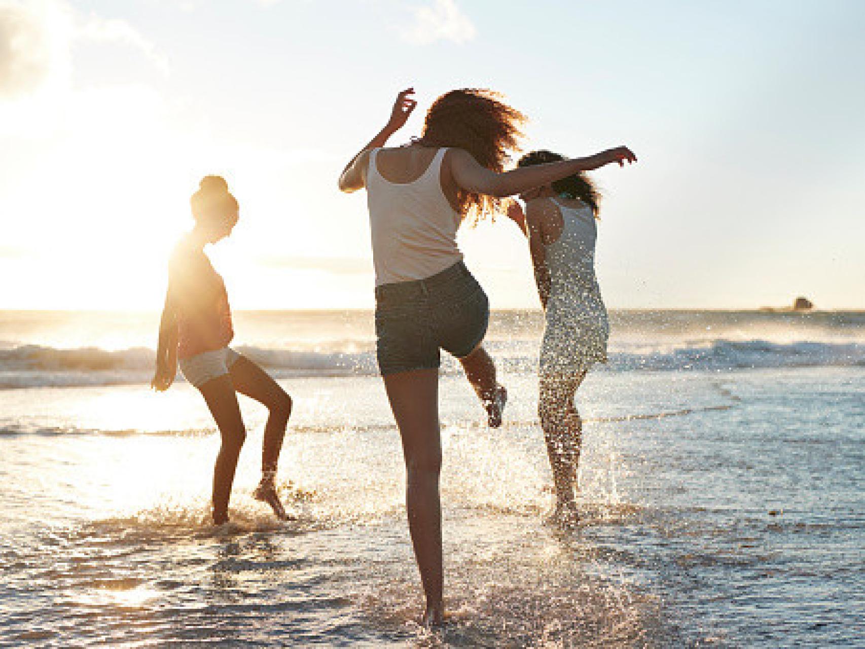 Mujeres felices en la playa.