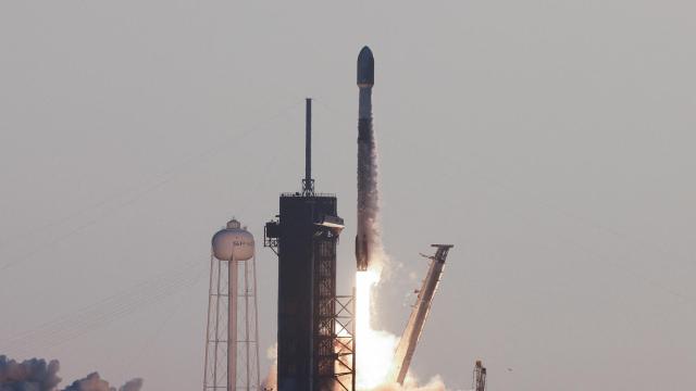 El Falcon 9 en el momento del lanzamiento.