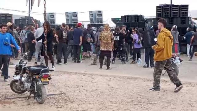 Los últimos raveros que este jueves por la tarde todavía seguían en la macrofiesta clandestina en el circuito de Fuente Álamo que han ocupado desde el 30 de diciembre.