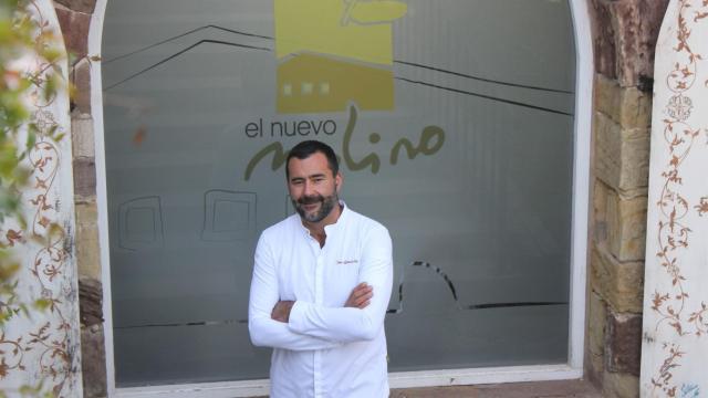 Toni González frente a El nuevo molino.