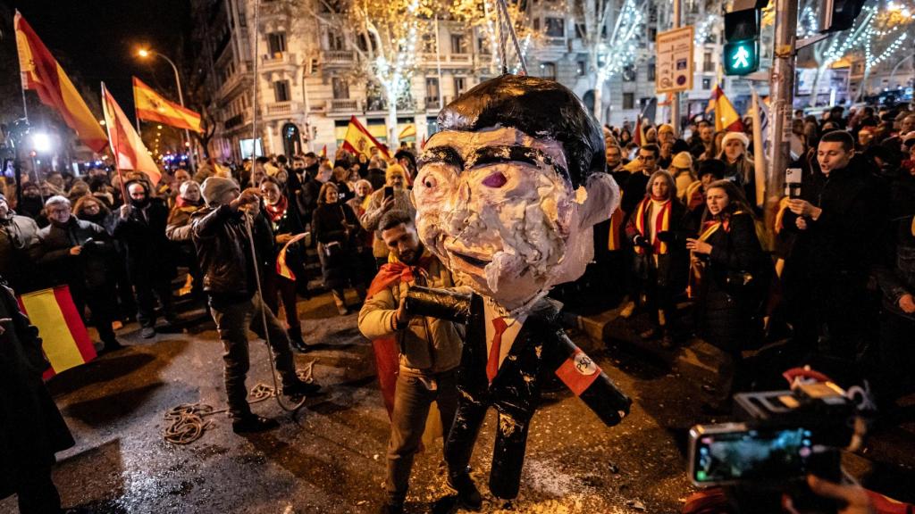 Piñata caracterizada como Pedro Sánchez apaleada en Ferraz.