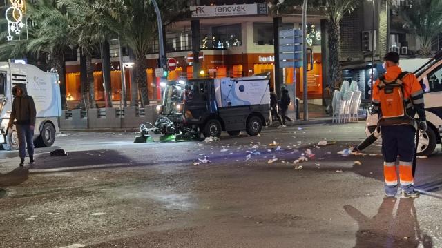 El servicio de limpieza en la Cabalgata de 2023.