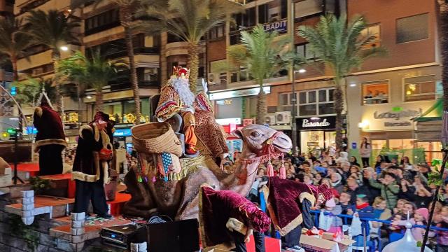 El rey Melchor en la cabalgata 2024 de Alicante.